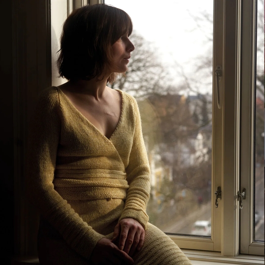 IVÖ SLÅ-OM-BLUSE fra Kit Couture